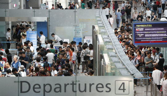 본격적인 휴가철을 맞아 인천국제공항 출국장이 사람들로 북적이고 있다. /연합뉴스