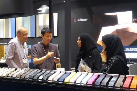 LG하우시스 직원들이 지난 5월 두바이에서 열린 2016 국제 인테리어자재에서 바이어들과 상담을 하고 있다. /사진제공=LG하우시스