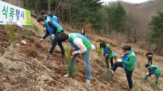 한솔제지 자원봉사자들이 식목일인 4월 5일 전북 진안에 있는 조림지에서 소나무를 심고 있다. /사진제공=한솔제지