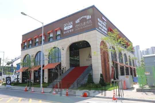 김포한강신도시에서 분양을 앞둔 ‘라비드퐁네프’ 견본주택 외관.