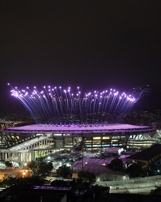2016 브라질 리우 올림픽 개막을 2일 앞두고 있는 3일(현지시각) 최종리허설이 열리고 있는 마라카낭 올림픽주경기장 지붕위로 화려한 폭죽이 터지고있다./리우데자네이루=이호재기자
