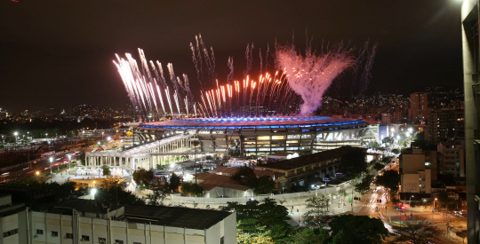 리우올림픽 개막리허설
브라질 리우데자네이루 올림픽 개막을 이틀 앞둔 가운데 3일 (현지시간) 개폐막식이 열리는 마라카낭 스타디움에서 리허설도중 불꽃을 쏘아올리고 있다./리우=올림픽사진공동취재단