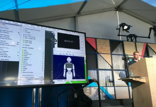 지난 5월 미국 캘리포니아 샌프란시스코에서 열린 ‘2016 구글 개발자 컨퍼런스’에서 일본 소프트뱅크 로보틱스에서 LG CNS가 개발, 공급한 인간형 로봇 ‘페퍼’(Pepper)용 어플리케이션 소프트웨어 개발 키트(SDK)를 소개하고 있다. /사진제공=LG CNS