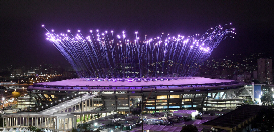 2016 브라질 리우 올림픽 개막을 2일 앞두고 있는 3일(현지시각) 최종리허설이 열리고 있는 마라카낭 올림픽주경기장 지붕위로 화려한 폭죽이 터지고있다./리우데자네이루=이호재기자
