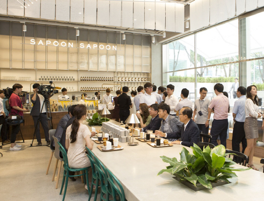 지난 25일 서울 대치동 KT&G 사옥 1층에 개점한 KGC인삼공사 카페 ‘사푼사푼’이 고객들로 붐비고 있다./사진제공=KGC인삼공사