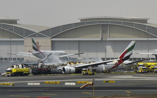 아랍에미리트(UAE) 소방대원들이 3일(현지시간) 두바이국제공항에 동체 착륙한 에미레이트항공 소속 보잉777 여객기의 화재를 진압하고 있다. 이 비행기는 착륙 도중 기체 고장을 일으켜 자칫 대형 참사로 이어질 수도 있었지만 승무원들의 침착한 대처로 탑승자 300명 전원이 생존했다.    /두바이=AFP연합뉴스