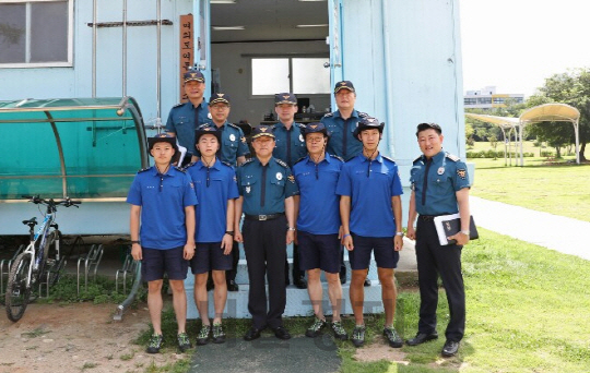 서울 영등포구 한강시민공원 여의도 여름파출소를 찾은 이상원 서울경찰청장(앞줄 왼쪽 세 번째)이 현장점검을 마친 뒤 직원들과 기념촬영을 하고 있다. /사진제공=서울경찰청