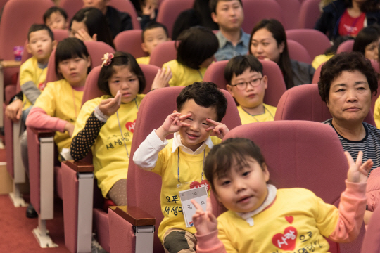 ‘오뚜기의 사랑으로, 새 생명 4,000명 탄생’ 기념 행사에 참석한 어린이들이 환하게 웃고 있다./사진제공=오뚜기