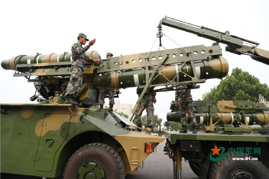 중국 국방부는 공식 사이트에서 신형 방공미사일 사진을 공개했다. 지난 2일 육군 제54집단군 고포단 부대에 배치된 방공 미사일 무기 시스템에서 병사들이 미사일 장착 훈련을 하고 있다. /신샹=연합뉴스