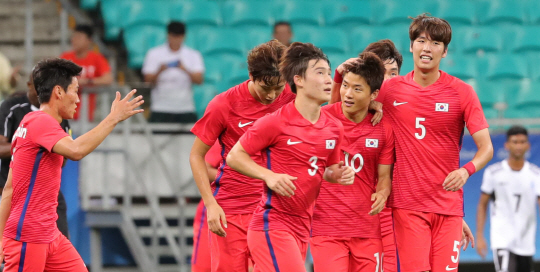 4일 오후(현지시간) 브라질 사우바도르 폰치 노바 아레나에서 열린 축구 조별리그 C조 1차전 한국과 피지와의 경기에서 류승우가 후반 추가골을 성공하며 동료들의 축하를 받고 있다. /사우바도르=올림픽사진공동취재단