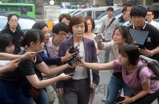 최경희 이화여대 총장이 5일 오전 감금혐의를 받고 있는 학생들의 선처를 바라는 탄원서를 제출하기 위해 서울 서대문 경찰서로 들어오고 있다. 최 총장은 이날 이화여대 본관 점거 사태에 대해 