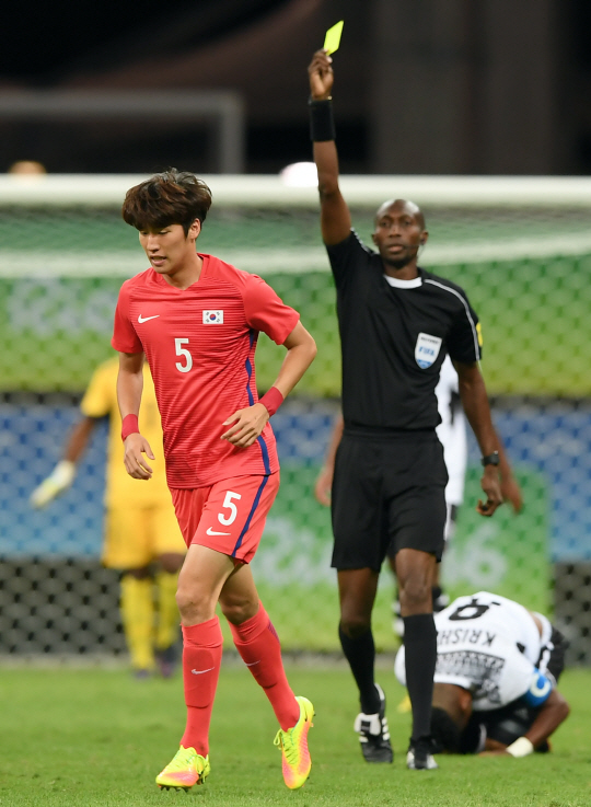 4일 오후(현지시간) 브라질 사우바도르 폰치노바 아레나에서 열린 2016리우올림픽 남자축구 조별리그 C조 1차전 한국과 피지의 경기에서 대한민국의 최규백(5번)이 무리한 태클로 경고를 받고 있다. /사우바도르=올림픽사진공동취재단