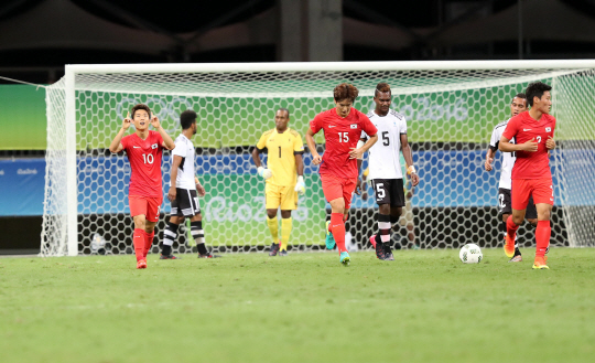 4일 오후(현지시간) 브라질 사우바도르 폰치 노바 아레나에서 열린 2016리우올림픽 남자축구  조별리그 C조 1차전 피지와의 경기에서 류승우 선수가 골을 넣은 뒤 환호하고 있다. /사우바도르=올림픽사진공동취재단