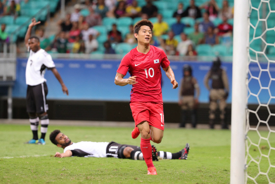 4일 오후(현지시간) 브라질 사우바도르 폰치 노바 아레나에서 열린 축구 조별리그 C조 1차전 한국과 피지와의 경기에서 류승우가 피지 선수를 제치고 첫 골을 성공시키며 환호하고 있다. /사우바도르=올림픽사진공동취재단