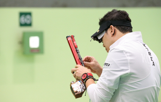 리우데자네이루 올림픽을 하루 앞둔 4일 오후(현지시간)  대한민국 사격 대표팀 진종오 선수가 올림픽 슈팅센터에서 훈련에 앞서 총을 점검 하고있다./리우데자네이루=올림픽사진공동취재단