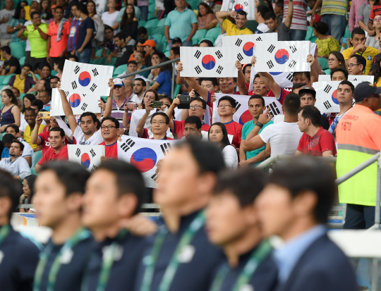 4일 오후(현지시간) 브라질 사우바도르 폰치노바 아레나에서 열린 2016리우올림픽 남자축구 조별리그 C조 1차전 한국과 피지의 경기에서 대한민국응원단이 태극기를 흔들고 있다. /사우바도르=올림픽사진공동취재단