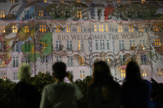 2016리우데자네이루 올림픽 개막을 하루 앞 둔 4일 밤(현지시간) 브라질 리우데자네이루 코파카바나 해변에 모인 관광객과 시민들이 프로젝트 공연을 보며 즐거운 시간을 보내고 있다. /리우=올림픽사진공동취재단
