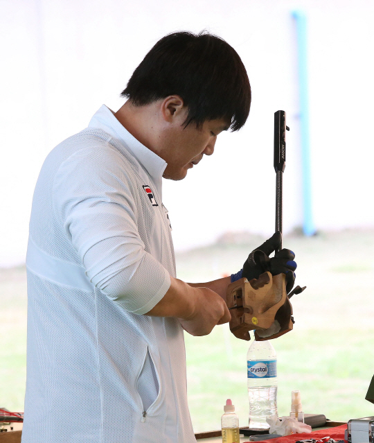 리우데자네이루 올림픽을 하루 앞둔 4일 오후(현지시간)  대한민국 사격 대표팀 한승우 선수가 총기를 점검하고있다.리우데자네이루=올림픽사진공동취재단