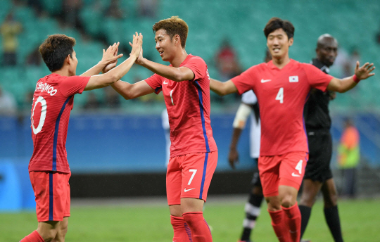 4일 오후(현지시간) 브라질 사우바도르 폰치노바 아레나에서 열린 2016리우올림픽 남자축구 조별리그 C조 1차전 한국과 피지의 경기에서 대한민국의 손흥민(7번)이 골을 성공시킨 류승우와 하이파이브를 하고 있다. /사우바도르=올림픽사진공동취재단