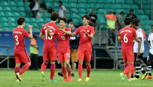 4일 오후(현지시간) 브라질 사우바도르 폰치 노바 아레나에서 열린 2016리우올림픽 남자축구 조별리그 C조 1차전 한국과 피지와의 경기에서 한국이 8:0으로 이긴 가운데 류승우 선수가 동료들과 기뻐하고 있다./사우바도르=올림픽사진공동취재단