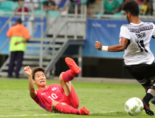 4일 오후(현지시간) 브라질 사우바도르 폰치 노바 아레나에서 열린 축구 조별리그 C조 1차전 한국과 피지와의 경기에서 류승우가 피지 선수를 제치고 슛을 날리고 있다. /사우바도르=올림픽사진공동취재단