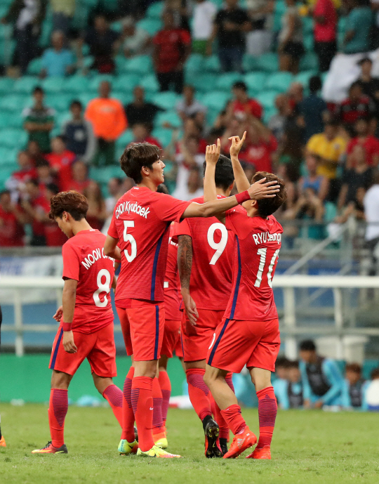 4일 오후(현지시간) 브라질 사우바도르 폰치 노바 아레나에서 열린 2016리우올림픽 남자축구  조별리그 C조 1차전 피지와의 경기에서 류승우 선수가 골을 넣은 뒤 환호하고 있다./사우바도르=올림픽사진공동취재단