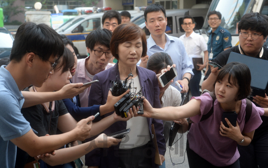 최경희 이화여대 총장이 5일 오전 감금혐의를 받고 있는 학생들의 선처를 바라는 탄원서를 제출하기 위해 서울 서대문 경찰서로 들어오고 있다. 최 총장은 이날 이화여대 본관 점거 사태에 대해 
