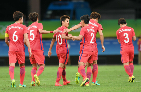 4일 오후(현지시간) 브라질 사우바도르 폰치노바 아레나에서 열린 2016리우올림픽 남자축구 조별리그 C조 1차전 한국과 피지의 경기에서 대한민국의 류승우(10번)가 골을 성공 시킨뒤 세리머니를 하고 있다. /사우바도르=올림픽사진공동취재단