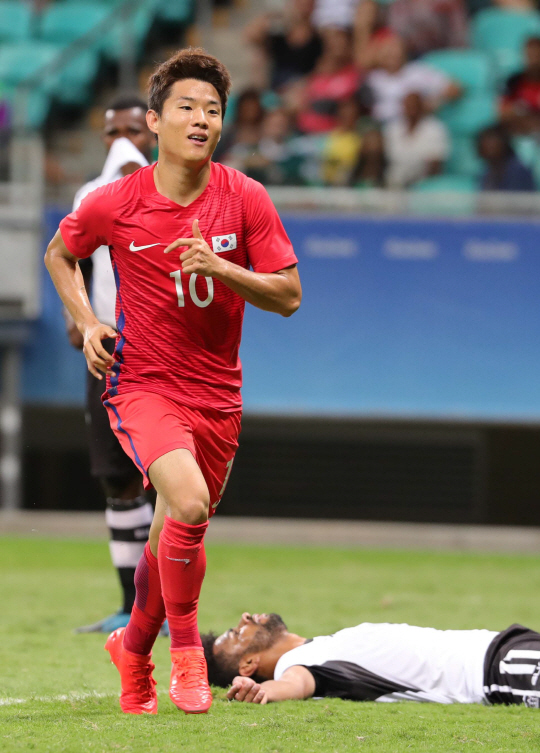 4일 오후(현지시간) 브라질 사우바도르 폰치 노바 아레나에서 열린 축구 조별리그 C조 1차전 한국과 피지와의 경기에서 류승우가 피지 선수를 제치고 첫 골을 성공시키며 환호하고 있다. /사우바도르=올림픽사진공동취재단