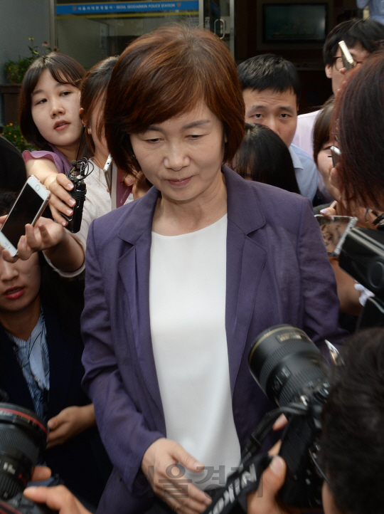 최경희 이화여대 총장이 5일 오전 감금혐의를 받고 있는 학생들의 선처를 바라는 탄원서를 제출한 뒤 서울 서대문 경찰서를 나서고 있다. 최 총장은 이날 이화여대 본관 점거 사태에 대해 