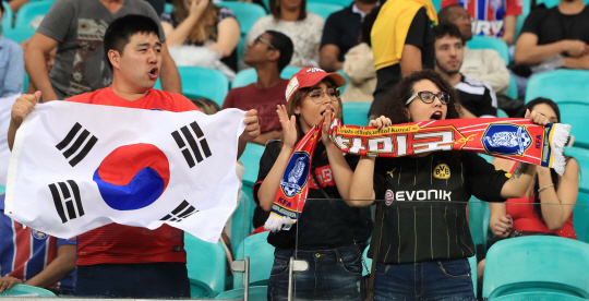 4일 오후(현지시간) 브라질 사우바도르 폰치 노바 아레나에서 열린 축구 조별리그 C조 1차전 한국과 피지와의 경기에서 태극기를 든 팬들이 한국을 응원하고 있다. /사우바도르=올림픽사진공동취재단