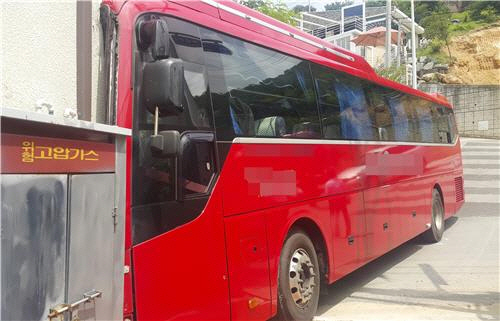 시동이 꺼진 관광버스가 미끄러져 차량 2대와 카페건물을 들이받는 사고가 발생했다 /연합뉴스