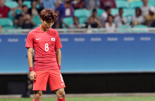 4일 오후(현지시간) 브라질 사우바도르 폰치 노바 아레나에서 열린 2016리우올림픽 남자축구 조별리그 C조 1차전 한국과 피지와의 경기에서 문창진 선수가 페널티킥을 실패한 뒤 아쉬워하고  있다. /사우바도르=올림픽사진공동취재단