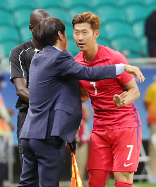 4일 오후(현지시간) 브라질 사우바도르 폰치 노바 아레나에서 열린 축구 조별리그 C조 1차전 한국과 피지와의 경기에서 손흥민이 후반 골에 성공한 후 신태용 감독과 포웅하고 있다. /사우바도르=올림픽사진공동취재단