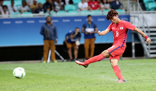 4일 오후(현지시간) 브라질 사우바도르 폰치 노바 아레나에서 열린 2016리우올림픽 남자축구 조별리그 C조 1차전 한국과 피지와의 경기에서 문창진 선수가 패널트킥을 실패하고  있다. /사우바도르=올림픽사진공동취재단