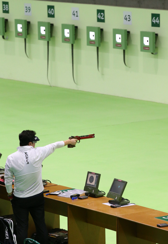 리우데자네이루 올림픽을 하루 앞둔 4일 오후(현지시간)  대한민국 사격 대표팀 진종오 선수가 올림픽 슈팅센터에서 훈련을 하고있다./리우데자네이루=올림픽사진공동취재단