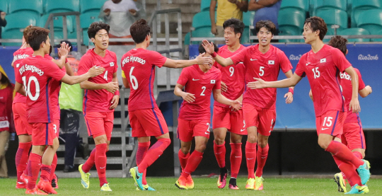 4일 오후(현지시간) 브라질 사우바도르 폰치 노바 아레나에서 열린 축구 조별리그 C조 1차전 한국과 피지와의 경기에서 석현준이 후반 헤딩 골에 성공하며 동료들과 하이파이브 하이파이브 하고 있다. /사우바도르=올림픽사진공동취재단