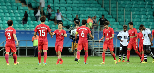 4일 오후(현지시간) 브라질 사우바도르 폰치 노바 아레나에서 열린 2016리우올림픽 남자축구 조별리그 C조 1차전 한국과 피지와의 경기에서 한국이 8:0으로 이긴 가운데 류승우 선수가 동료들과 기뻐하고 있다./사우바도르=올림픽사진공동취재단