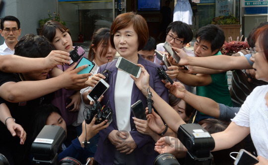 최경희 이화여대 총장이 5일 오전 감금혐의를 받고 있는 학생들의 선처를 바라는 탄원서를 제출한 뒤 서울 서대문 경찰서를 나서고 있다. /권욱기자 ukkwon@sedaily.com