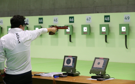 리우데자네이루 올림픽을 하루 앞둔 4일 오후(현지시간)  대한민국 사격 대표팀 진종오 선수가 올림픽 슈팅센터에서 훈련을 하고있다./리우데자네이루=올림픽사진공동취재단