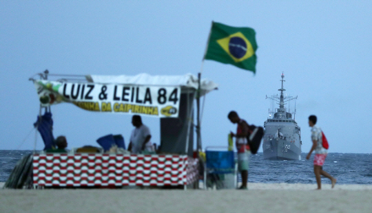 2016리우데자네이루 올림픽 개막을 하루 앞 둔 4일 밤(현지시간) 브라질 리우데자네이루 코파카바나 해변에 군함이 경비를 서고  있다. /리우=올림픽사진공동취재단