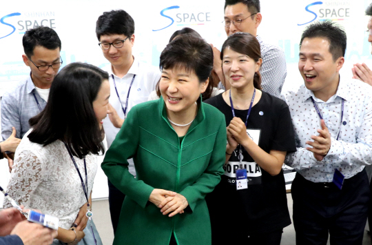 박근혜 대통령이 5일 서울 역삼동의 신한은행 스마트워크센터를 방문해 유연근무제 활용 직원들과 밝게 웃으며 대화하고 있다. /연합뉴스