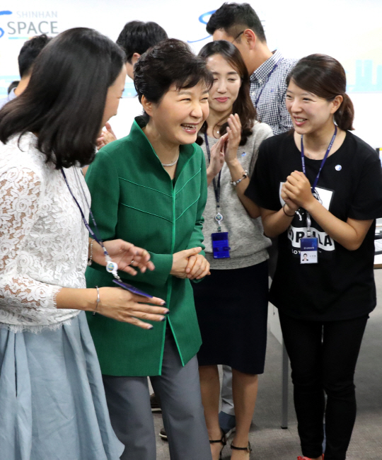 박근혜 대통령이 5일 서울 역삼동의 신한은행 스마트워크센터를 방문해 유연근무제 활용 직원들과 밝게 웃으며 대화하고 있다. /연합뉴스