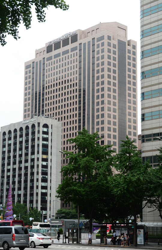 길 건너편에서 바라본 서울파이낸스센터 전경. 주변 건물들을 압도하는 위용을 자랑한다.