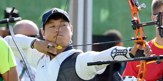 남자 양궁 이승윤 선수가  5일(현지시간) 브라질 리우 마라카낭 삼보드로무 양궁경기장에서 열린 개인 예선전에서 활시위를 당기고 있다./리우데자네이루=이호재기자