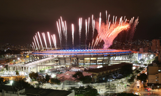 브라질 리우데자네이루 올림픽 개막을 이틀 앞둔 가운데 3일 (현지시간) 개폐막식이 열리는 마라카낭 스타디움에서 리허설도중 불꽃축제가 벌어지고 있다. /리우=올림픽사진공동취재단