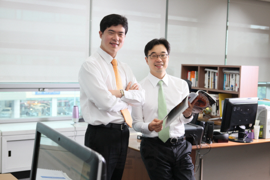 김민국(왼쪽)·최준철 VIP투자자문 대표가 본사 사무실에서 대화를 나누고 있다.