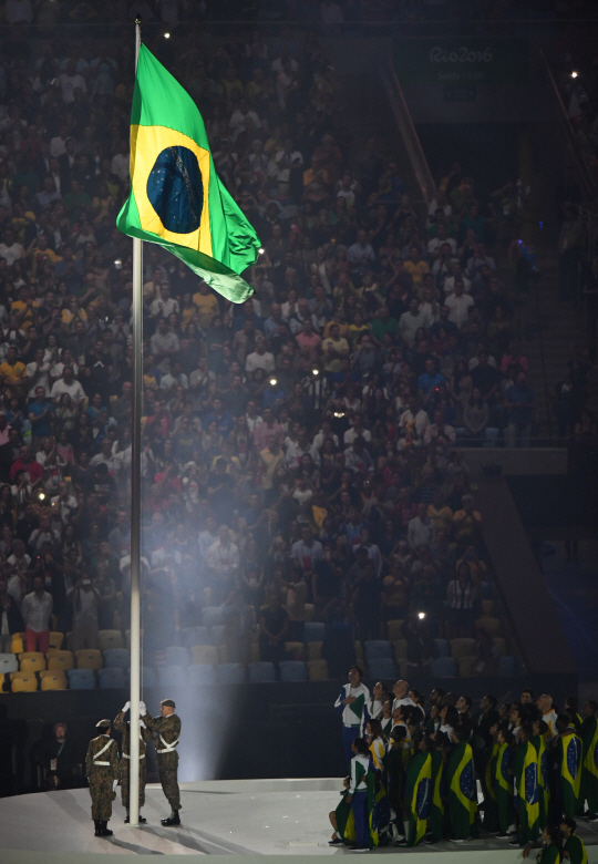 사상 최초로 남미 대륙에서 열리는 2016 리우데자네이루 올림픽이 브라질 리우데자네이루의 마라카낭 주경기장에서 막을 올렸다. 국기게양대에 올려지는 브라질 국기의 모습. 
/리우데자네이루=올림픽사진공동취재단