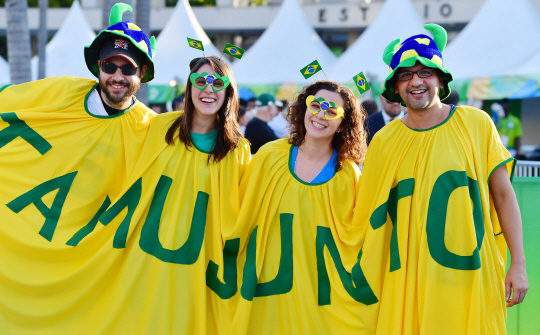 2016 리우올림픽 개막일인 5일 오후(현지시간) 개막식이 열리는 마라카낭 주경기장 앞에서 브라질 사람들이 축제 분위기를 고조시키고 있다. /리우데자네이루=올림픽사진공동취재단
