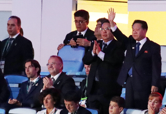 최룡해(오른쪽) 노동당 중앙위원회 부위원장은 북한 선수단이 입장하자 자리에서 일어나 손을 흔들고 있다. /연합뉴스